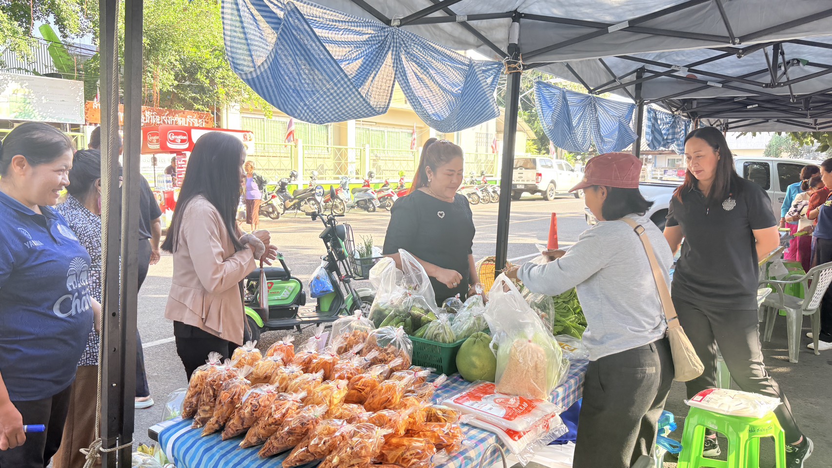 title - วันที่ 23 ธันวาคม 2568 เวลา 08.30 น. นายประเสริฐ กาญจนเกียรติกุล ปฏิรูปที่ดินจังหวัดบุรีรัมย์ มอบหมายเจ้าหน้าที่ ส.ป.ก.บุรีรัมย์จัดโครงการส่งความสุขปีใหม่มอบให้เกษตรกรในเขตปฏิรูปที่ดินจังหวัดบุรีรัมย์ ประจำปี พ.ศ. 2569